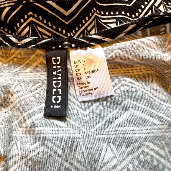 DIVIDED BY H & M TOP. Size Small. - Picture 4 of 5